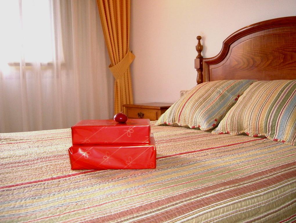 Hotel Serantes Эль-Грове Номер фото