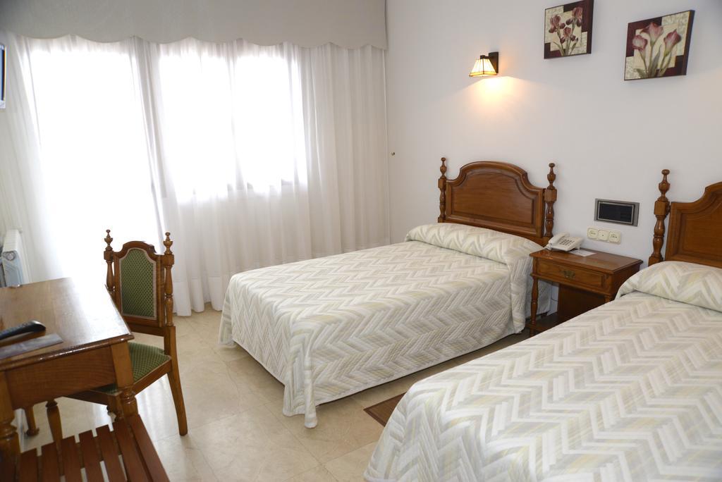 Hotel Serantes Эль-Грове Экстерьер фото