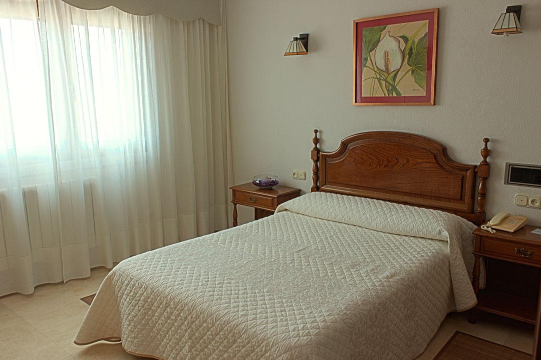 Hotel Serantes Эль-Грове Номер фото