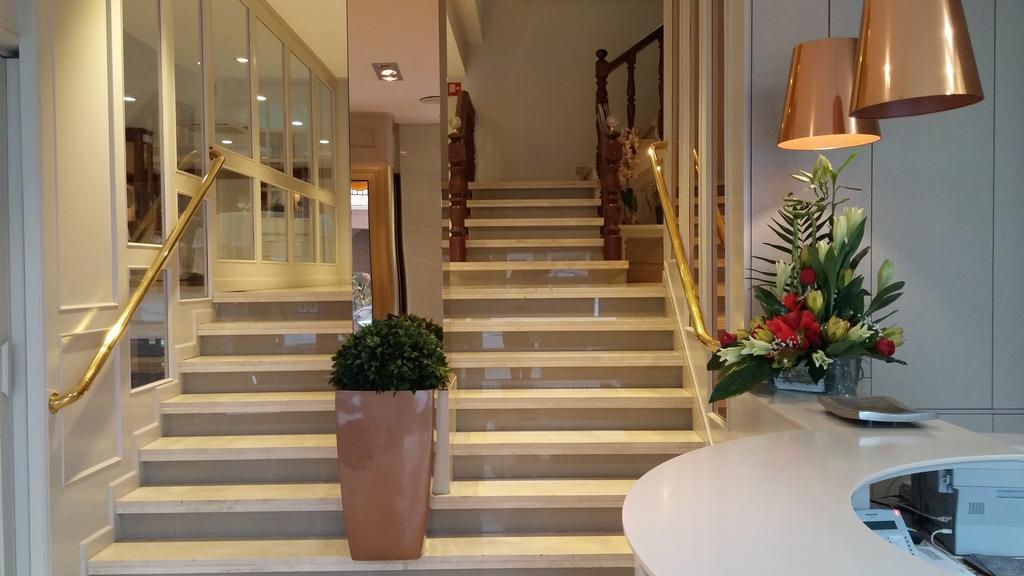 Hotel Serantes Эль-Грове Экстерьер фото