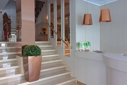 Hotel Serantes Эль-Грове Экстерьер фото